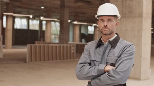 Gürtellinie Eines Selbstbewussten Kaukasischen Bauarbeiters Der Gebäude Steht Die Arme — Stockvideo