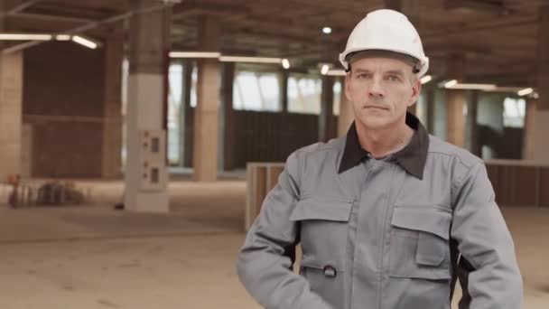 Cintura Pov Trabalhador Capataz Caucasiano Confiante Local Construção Cruzando Braços — Vídeo de Stock