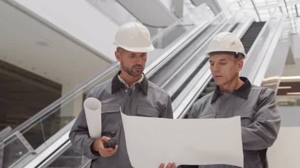 Cintura Para Arriba Dos Constructores Masculinos Caucásicos Que Usan Chaquetas — Vídeo de stock