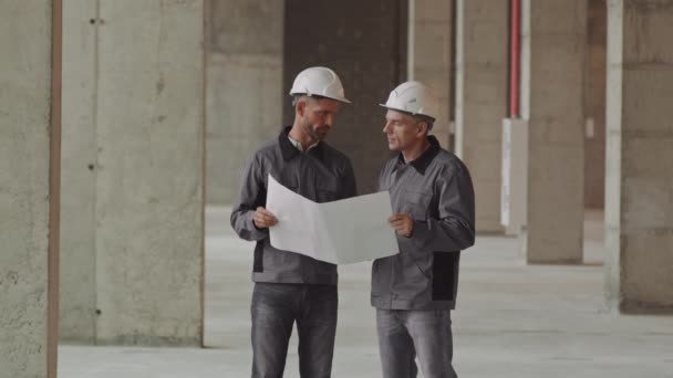 Médio Longo Trabalhador Caucasiano Capataz Falando Vestindo Casacos Trabalhador Chapéus — Vídeo de Stock