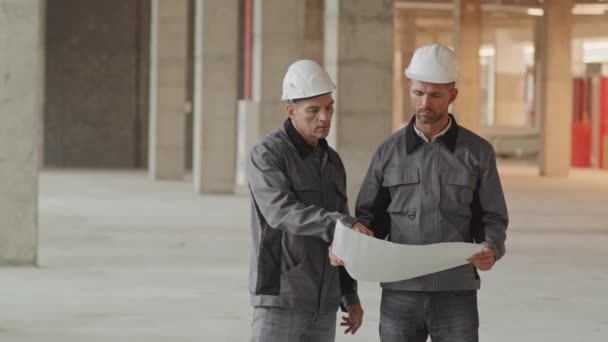 Mittellanger Kaukasischer Polier Der Angestellten Männern Arbeiterjacken Harthüten Und Schutzbrillen — Stockvideo