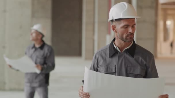 Mittlere Nahaufnahme Eines Gutaussehenden Kaukasischen Bauarbeiters Arbeiterjacke Und Harter Mütze — Stockvideo