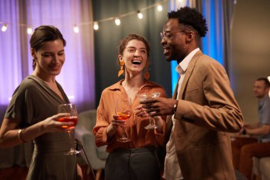 Çok ırklı bir arkadaş grubuna ev içinde eğlenmek ve mutlu bir şekilde gülmek.