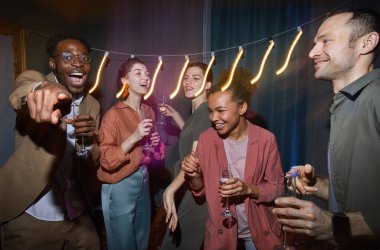 Memlekette eğlenirken dans eden çok ırklı, kaygısız insanlardan oluşan bir grup.