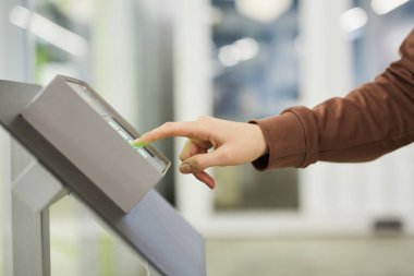 Kadının düğmelere basıp kapıyı açmak için şifreyi çevirdiği yakın plan.