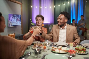 Zarif melez bir çiftin portresi. Arkadaşlarıyla evde yemek yiyor ve bardakları tokuşturuyor, fotokopi çekiyor.