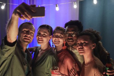 Çeşitli arkadaş grupları evde parti yaparken selfie ya da görüntülü sohbet yapıyorlar.