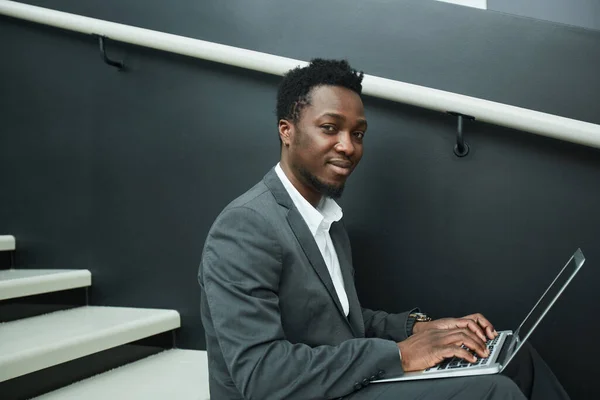 Γραφικό Πορτρέτο Του Χαμογελαστού Αφροαμερικανού Επιχειρηματία Που Χρησιμοποιεί Φορητό Υπολογιστή — Φωτογραφία Αρχείου