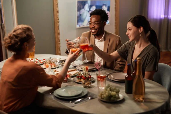 그룹의 친구들 식사를 실내에서 즐기고 테이블 위에서 안경을 — 스톡 사진