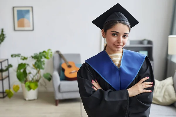 Tailliertes Porträt Einer Jungen Frau Die Hause Ein Abschlusskleid Trägt — Stockfoto