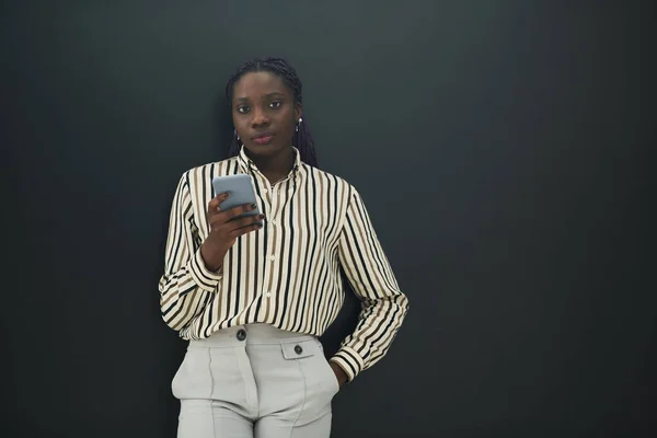 Περιμένετε Μέχρι Πορτρέτο Του Αυτοπεποίθηση Αφροαμερικανός Επιχειρηματίας Κρατώντας Smartphone Ενώ — Φωτογραφία Αρχείου