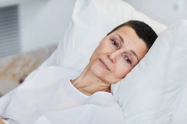 Triste Mulher Madura Deitada Cama Recuperando Hospital — Fotografia de Stock