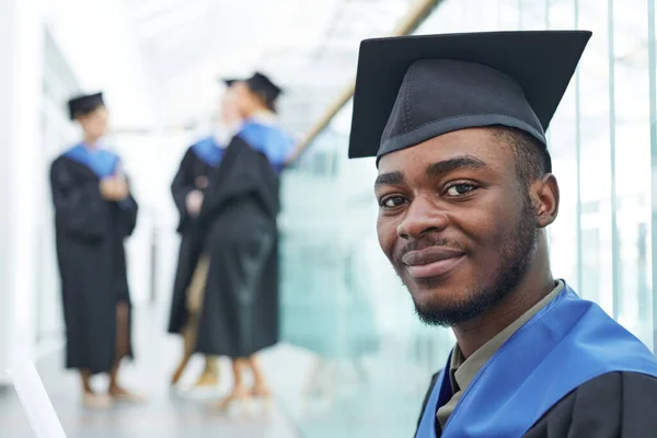 Närbild Porträtt Ung Afroamerikansk Man Bär Examen Mössa Ler Mot — Stockfoto