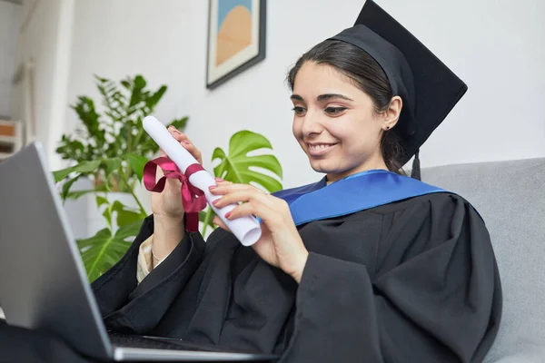 Porträt Einer Jungen Frau Abschlusskleid Und Mit Laptop Während Sie — Stockfoto