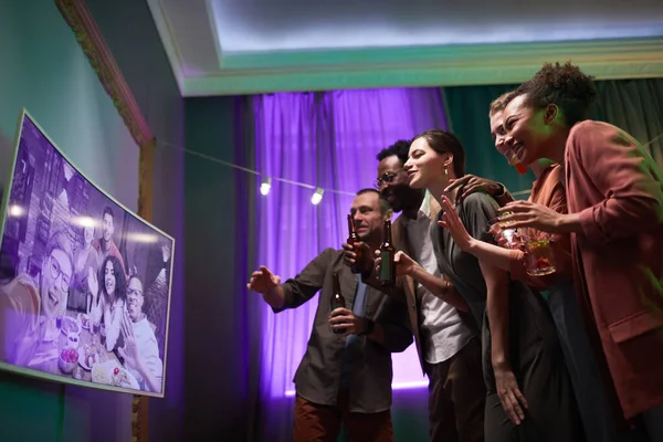 Bir grup genç evde eğlenirken internette arkadaşlarıyla konuşuyor.