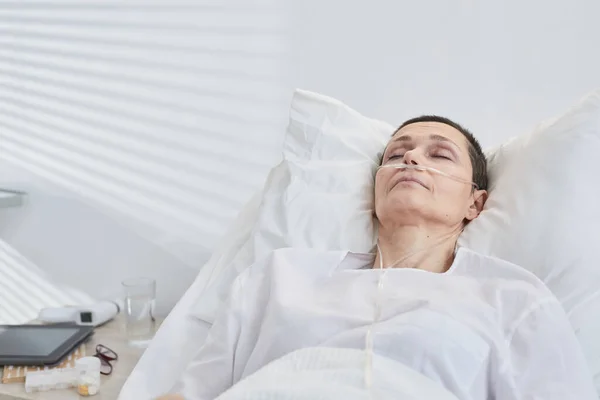 Sjuk Äldre Kvinna Ligger Sängen Med Dropper Sjukhusavdelningen — Stockfoto