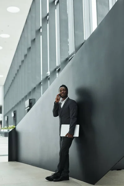 Grafikus Széles Szög Portré Magabiztos Afro Amerikai Üzletember Beszél Okostelefonon — Stock Fotó