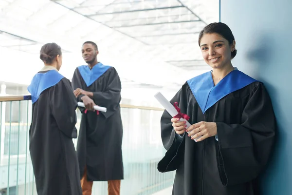 Groep Jongeren Met Afgestudeerde Jurken Binnenshuis Een Modern Universitair Interieur — Stockfoto