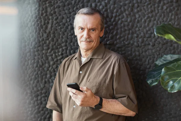 Retrato Homem Caucasiano Idoso Sorridente Camisa Marrom Relógio Pulso Contra — Fotografia de Stock