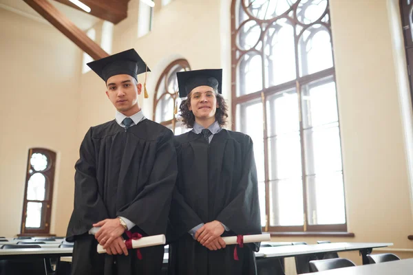 Cintura Até Retrato Dois Homens Jovens Vestindo Vestes Graduação Olhando — Fotografia de Stock