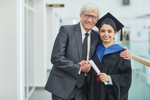 Porträt Einer Lächelnden Jungen Frau Die Mit Ihrem Vater Während — Stockfoto