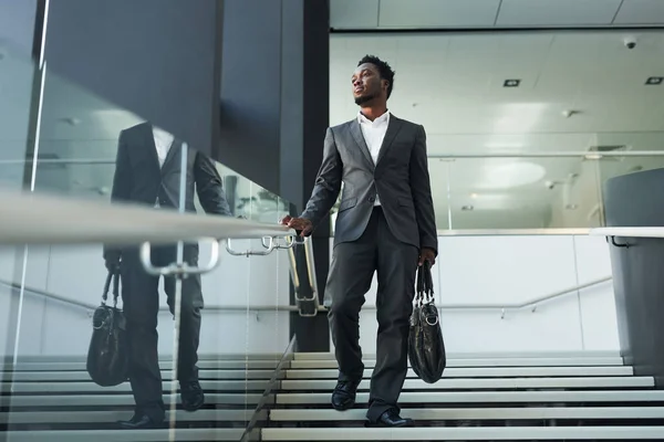 Teljes Hosszúságú Portré Sikeres Afro Amerikai Üzletemberről Aki Irodaházban Sétál — Stock Fotó