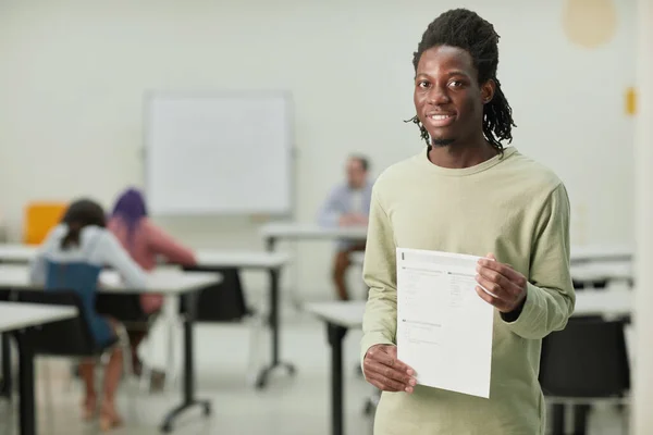 Retrato Cintura Hacia Arriba Del Adolescente Afroamericano Aula Escuela Sonriendo —  Fotos de Stock