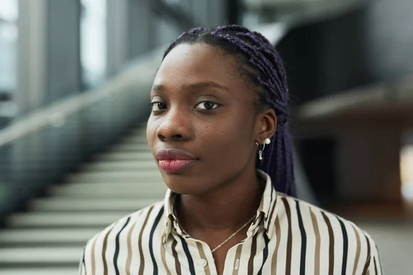 Close Portret Van Jonge Afro Amerikaanse Zakenvrouw Kijken Naar Camera — Stockfoto