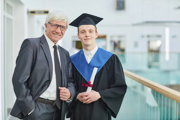 Pasie Górę Portret Uśmiechniętego Młodzieńca Pozującego Ojcem Podczas Ceremonii Ukończenia — Zdjęcie stockowe