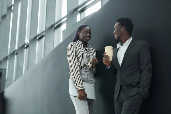 Портрет Низькими Кутами Двох Афроамериканських Бізнесменів Які Спілкуються Офісному Залі — стокове фото