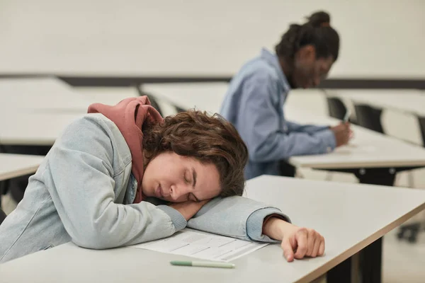 Modern Bir Gencin Portresi Okul Sınıfında Masanın Üstünde Uyuyor Kopya — Stok fotoğraf