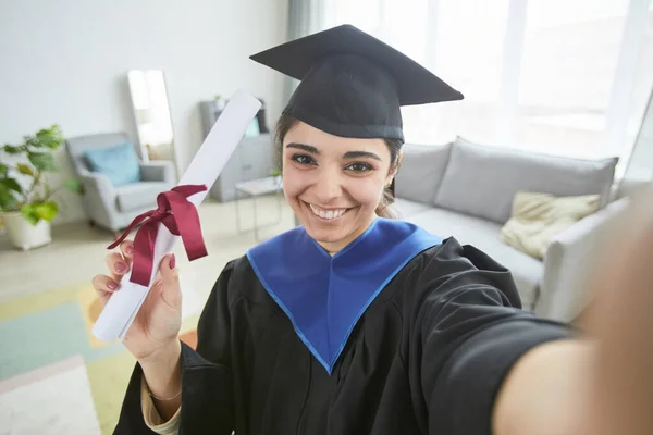 Usmívající Mladá Žena Sobě Maturitní Šaty Při Braní Selfie Doma — Stock fotografie