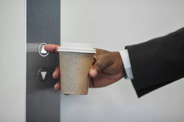 Ofisteki Asansör Düğmesine Basan Geri Dönüşümlü Kahve Fincanı Tutan Tanınmayan — Stok fotoğraf
