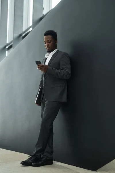 Grafikus Teljes Hosszúságú Portré Magabiztos Afro Amerikai Üzletember Gazdaság Okostelefon — Stock Fotó