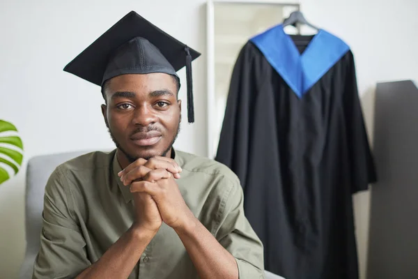 Porträtt Ung Afro Amerikan Man Tittar Kameran Medan Förbereder Sig — Stockfoto