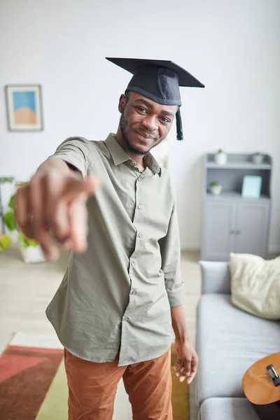 Vertikalt Porträtt Afro Amerikan Ung Man Bär Examensmössa Och Pekar — Stockfoto