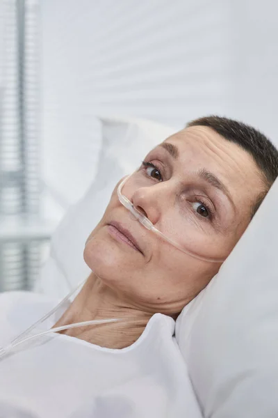 Porträt Einer Kranken Reifen Frau Die Auf Dem Krankenhausbett Liegt — Stockfoto