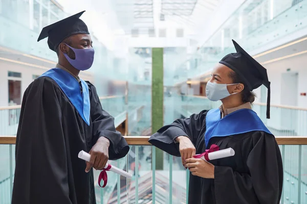 Seitenansicht Porträt Zweier Afroamerikanischer Junger Leute Die Abschlussklamotten Und Masken — Stockfoto