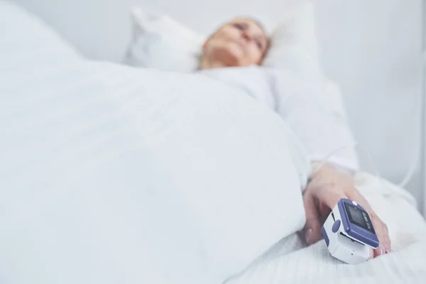 Paciente Acostada Una Cama Hospital Midiendo Pulso — Foto de Stock