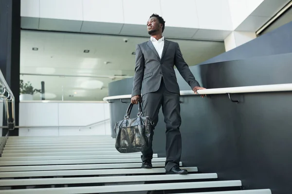 Teljes Hosszúságú Portré Gondtalan Afro Amerikai Üzletemberről Aki Végigsétál Lépcsőn — Stock Fotó