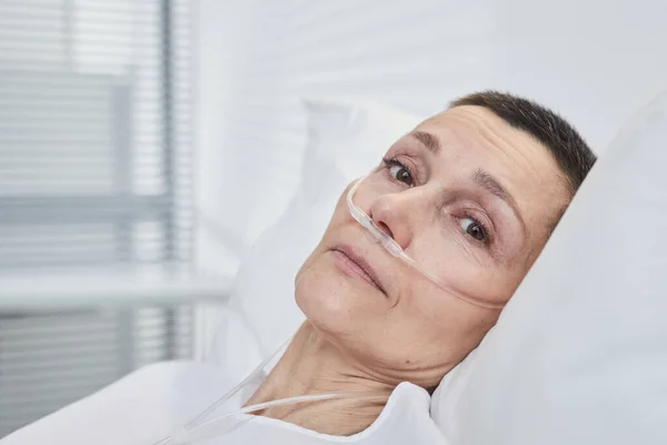 Porträt Einer Reifen Frau Die Auf Dem Bett Liegt Und — Stockfoto