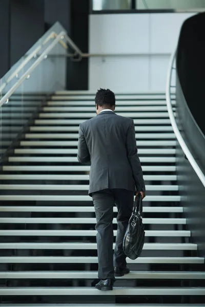 Visszapillantás Teljes Hosszában Fiatal Afro Amerikai Üzletember Sétál Fel Lépcsőn — Stock Fotó