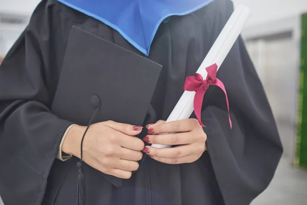 Retrato Recortado Mulher Jovem Irreconhecível Segurando Diploma Boné Graduação Enquanto — Fotografia de Stock