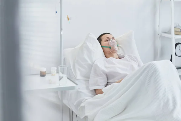 Oksijen Maskeli Yaşlı Kadın Yeniden Canlandırmada Yatakta Yatıyor — Stok fotoğraf
