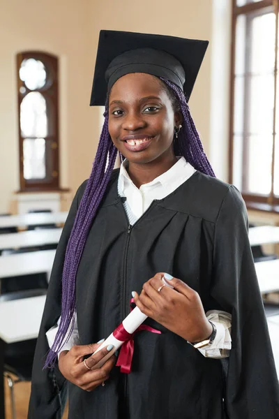 Vertikales Porträt Einer Afroamerikanischen Jungen Frau Abschlussgewand Und Lächelnd Die — Stockfoto