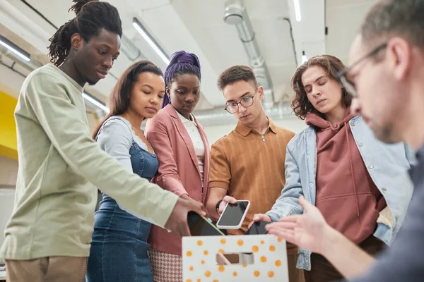 Diverse Groep Tieners Zetten Smartphones Doos Geen Gadget Klaslokaal School — Stockfoto