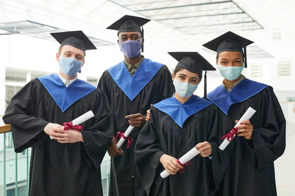 Vielfältige Gruppe Junger Leute Abschlusskleidern Und Masken Während Sie Drinnen — Stockfoto