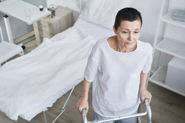 Gammal Patient Går Med Rullator Sjukhusavdelningen — Stockfoto