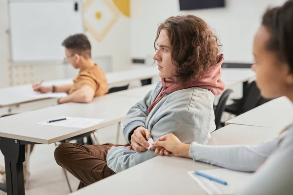 Zijaanzicht Portret Van Twee Tieners Passeren Notitie Klas Tijdens Les — Stockfoto