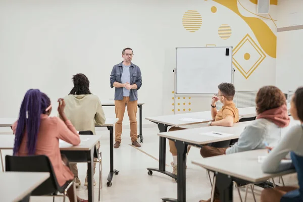 Širokoúhlý Pohled Zralého Učitele Přednášející Třídě Mladých Studentů Moderní Škole — Stock fotografie